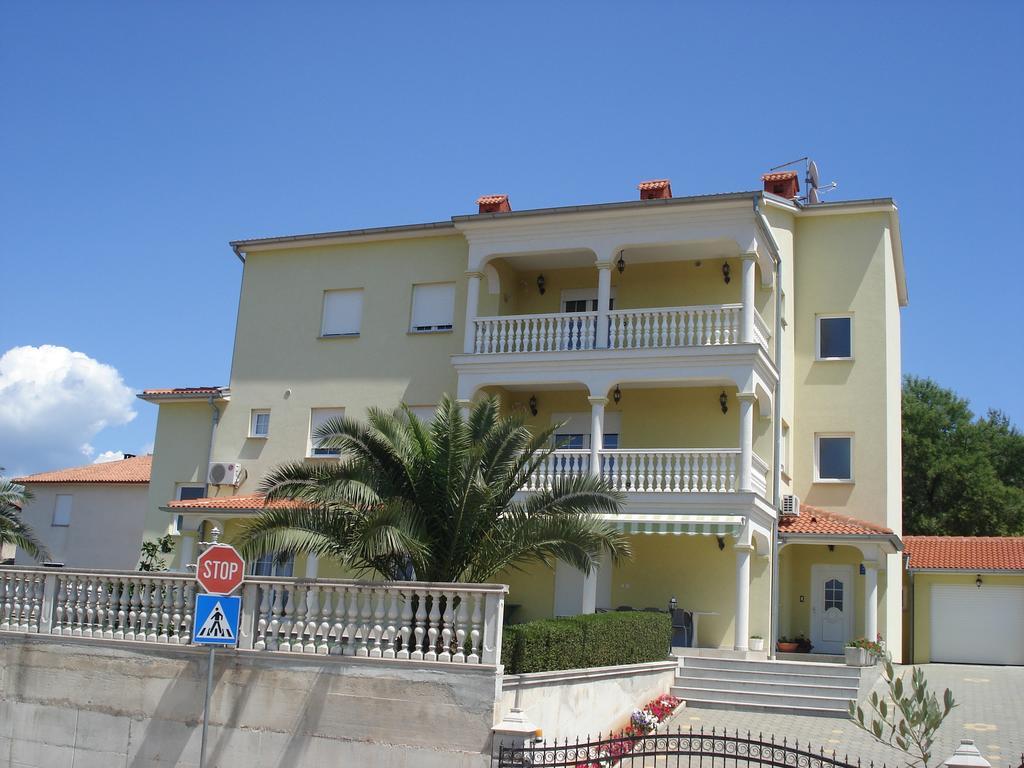 Apartment Komljenovic Pula Exterior photo
